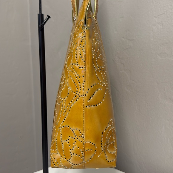 CHANEL Perforated Camellia Patent Leather Tote - Picture 9 of 16